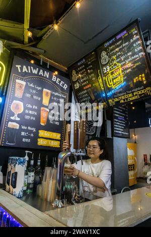 Taipeh, Taiwan - 9. Oktober 2023 : Taiwnesisches Bier am Zapfhahn im Raohe Street Marker in Taipeh Stockfoto