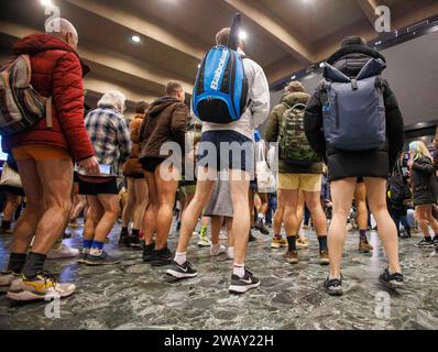 London, Großbritannien. Januar 2024. Menschen in der Londoner U-Bahn nehmen an der No Houser Tube Ride Teil. Die Idee begann 2002 in New York. Quelle: Mark Thomas/Alamy Live News Stockfoto