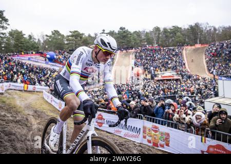 Zonhoven, Belgien. Januar 2024. Der niederländische Mathieu Van der Poel wurde während des Herren-Elite-Rennens beim Cyclocross-Weltcuprennen in Zonhoven am Sonntag, den 7. Januar 2024, in der 12. Von 14. Etappe des UCI-Weltcupwettbewerbs in Aktion gezeigt. BELGA FOTO DAVID PINTENS Credit: Belga News Agency/Alamy Live News Stockfoto