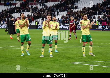 LONDON, UK - 7. Januar 2024: Bristol City Spieler applaudieren die Fans nach dem Spiel der dritten Runde des FA Cup zwischen West Ham United und Bristol City FC im London Stadium (Credit: Craig Mercer/ Alamy Live News) Stockfoto