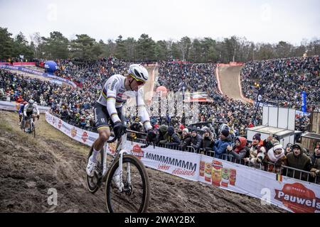 Zonhoven, Belgien. Januar 2024. Der niederländische Mathieu Van der Poel wurde während des Herren-Elite-Rennens beim Cyclocross-Weltcuprennen in Zonhoven am Sonntag, den 7. Januar 2024, in der 12. Von 14. Etappe des UCI-Weltcupwettbewerbs in Aktion gezeigt. BELGA FOTO DAVID PINTENS Credit: Belga News Agency/Alamy Live News Stockfoto
