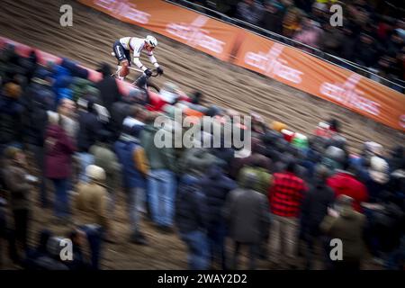 Zonhoven, Belgien. Januar 2024. Der niederländische Mathieu Van der Poel wurde während des Herren-Elite-Rennens beim Cyclocross-Weltcuprennen in Zonhoven am Sonntag, den 7. Januar 2024, in der 12. Von 14. Etappe des UCI-Weltcupwettbewerbs in Aktion gezeigt. BELGA FOTO DAVID PINTENS Credit: Belga News Agency/Alamy Live News Stockfoto