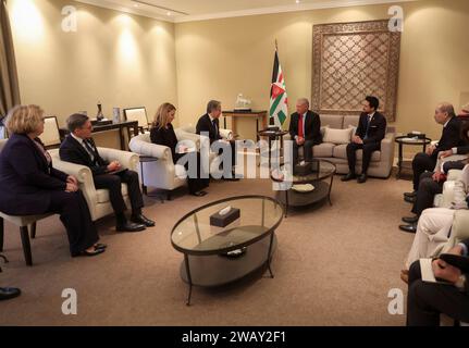 Amman, Jordanien. Januar 2024. US-Außenminister Antony Blinken, links, spricht mit dem jordanischen König Abdullah II., rechts, und seinem Sohn Kronprinz Hussein während eines bilateralen Treffens, um die Krise im Gazastreifen am 7. Januar 2024 in Amman, Jordanien, zu diskutieren. Quelle: Chuck Kennedy/US State Department/Alamy Live News Stockfoto