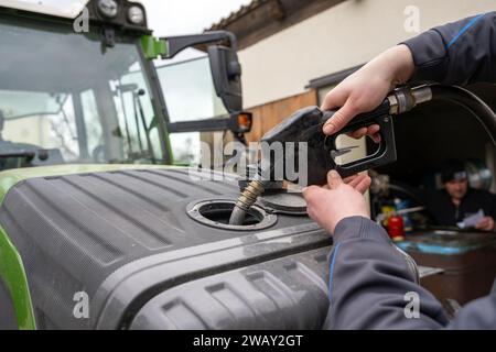 07. Januar 2024, Bayern, Wüstenwelsberg: Ein Landwirt füllt seinen Traktor mit Diesel, um sich auf die kommende Protestwoche vorzubereiten. Tausende von Landwirten wollen gegen die Agrarpolitik demonstrieren. Foto: Pia Bayer/dpa Stockfoto