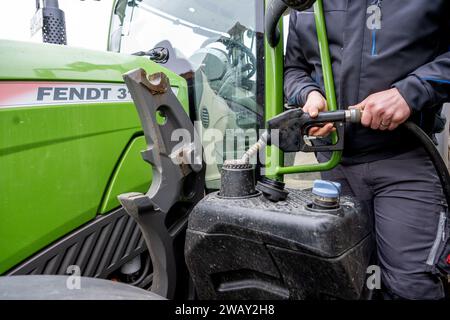 07. Januar 2024, Bayern, Wüstenwelsberg: Ein Landwirt füllt seinen Traktor mit Diesel, um sich auf die kommende Protestwoche vorzubereiten. Tausende von Landwirten wollen gegen die Agrarpolitik demonstrieren. Foto: Pia Bayer/dpa Stockfoto
