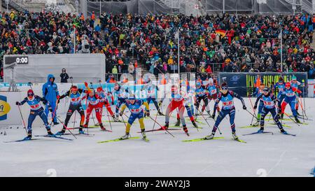 Oberhof, Deutschland. Januar 2024. Frauen-Staffel beim Start, 07.01.2024, Oberhof (Deutschland), IBU World Cup Biathlon Oberhof 2024 Credit: dpa/Alamy Live News Stockfoto