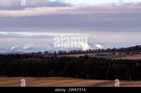 Dundee, Tayside, Schottland, Großbritannien. Januar 2024. Wetter in Großbritannien: Die schneebedeckten Berge von Angus Glens Driesh und Mayar hinter den Sidlaw Hills und dem Strathmore Valley bilden eine herrliche Winterlandschaft an einem bitterkalten Wintertag in Dundee. Quelle: Dundee Photographics/Alamy Live News Stockfoto