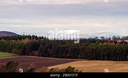 Dundee, Tayside, Schottland, Großbritannien. Januar 2024. Wetter in Großbritannien: Die schneebedeckten Berge von Angus Glens Driesh und Mayar hinter den Sidlaw Hills und dem Strathmore Valley bilden eine herrliche Winterlandschaft an einem bitterkalten Wintertag in Dundee. Quelle: Dundee Photographics/Alamy Live News Stockfoto