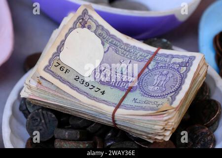 Seltene indische Vintage-Währung, Ein Hintergrund alter indischer Vintage-Geldscheine. Stockfoto