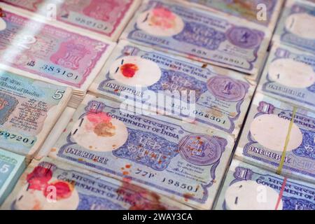 Seltene indische Vintage-Währung, Ein Hintergrund alter indischer Vintage-Geldscheine. Stockfoto