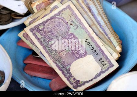 Seltene indische Vintage-Währung, Ein Hintergrund alter indischer Vintage-Geldscheine. Stockfoto