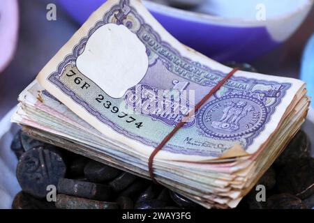 Seltene indische Vintage-Währung, Ein Hintergrund alter indischer Vintage-Geldscheine. Stockfoto