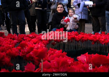 Barcelona, Spanien. Januar 2024. Eine Mutter und Tochter, die in der Nähe des Davidsterns gesehen wurden, verziert mit Blumen während der Demonstration. Rund 50 Menschen aus Barcelonas jüdischer Gemeinde versammelten sich auf dem Plac Sant Jaume, um den dritten Monat der Entführung israelischer Zivilisten durch die Hamas zu feiern. Quelle: SOPA Images Limited/Alamy Live News Stockfoto