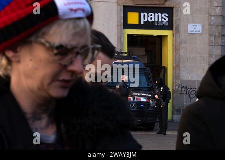 Barcelona, Spanien. Januar 2024. Die Polizei wurde während der Demonstration auf der Plaza Sant Jaume stationiert. Rund 50 Menschen aus Barcelonas jüdischer Gemeinde versammelten sich auf dem Plac Sant Jaume, um den dritten Monat der Entführung israelischer Zivilisten durch die Hamas zu feiern. Quelle: SOPA Images Limited/Alamy Live News Stockfoto