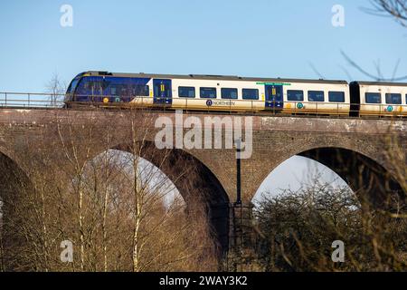 Nördlicher Zug auf dem Viadukt Red Vale, Stockport. Stockfoto