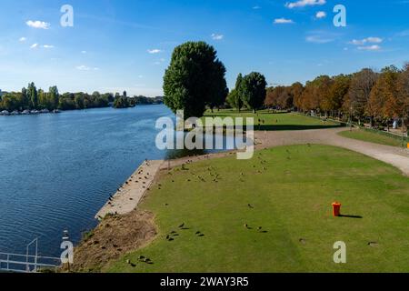 Spaziergang entlang des langen neckars Stockfoto