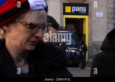 Barcelona, Spanien. Januar 2024. Die Polizei wurde während der Demonstration auf der Plaza Sant Jaume stationiert. Rund 50 Menschen aus Barcelonas jüdischer Gemeinde versammelten sich auf dem Plac Sant Jaume, um den dritten Monat der Entführung israelischer Zivilisten durch die Hamas zu feiern. (Foto: Ximena Borrazas/SOPA Images/SIPA USA) Credit: SIPA USA/Alamy Live News Stockfoto