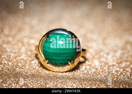 Modischer goldener Ring mit großem grünem Malachit, Naturstein. Stockfoto