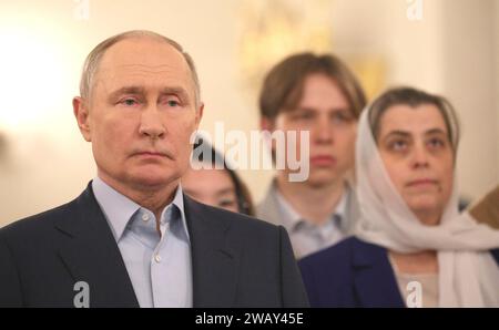 Novo-Ogaryovo, Russland. Januar 2024. Der russische Präsident Wladimir Putin nimmt an einem orthodoxen Weihnachtsgottesdienst in der Kirche des Erlösers Teil, die nicht von Händen gemacht wurde, in der offiziellen Präsidentenresidenz von Novo-Ogarjowo am 7. Januar 2024 in Novo-Ogarjowo, Oblast Moskau, Russland. Putin beherbergte Familien von Soldaten, die im Ukraine-Krieg getötet wurden. Quelle: Gavriil Grigorov/Kreml Pool/Alamy Live News Stockfoto