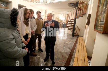 Novo-Ogaryovo, Russland. Januar 2024. Der russische Präsident Wladimir Putin trifft sich am 7. Januar 2024 mit Mitgliedern der Militärfamilie zu orthodoxen Weihnachtsfeiern in der Kirche des Erlösers, die nicht von Händen gemacht wurde, auf dem offiziellen Präsidentengelände in Novo-Ogaryowo, Oblast Moskau, Russland. Putin beherbergte Familien von Soldaten, die im Ukraine-Krieg getötet wurden. Quelle: Gavriil Grigorov/Kreml Pool/Alamy Live News Stockfoto