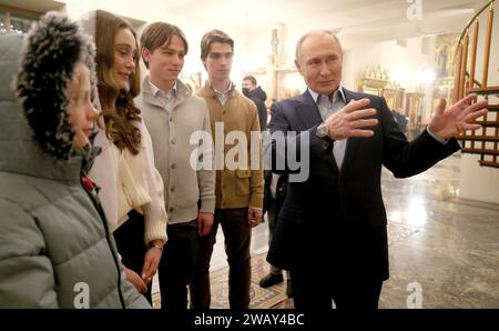 Novo-Ogaryovo, Russland. Januar 2024. Der russische Präsident Wladimir Putin trifft sich am 7. Januar 2024 mit Mitgliedern der Militärfamilie zu orthodoxen Weihnachtsfeiern in der Kirche des Erlösers, die nicht von Händen gemacht wurde, auf dem offiziellen Präsidentengelände in Novo-Ogaryowo, Oblast Moskau, Russland. Putin beherbergte Familien von Soldaten, die im Ukraine-Krieg getötet wurden. Quelle: Gavriil Grigorov/Kreml Pool/Alamy Live News Stockfoto