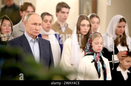 Novo-Ogaryovo, Russland. Januar 2024. Der russische Präsident Wladimir Putin nimmt an einem orthodoxen Weihnachtsgottesdienst in der Kirche des Erlösers Teil, die nicht von Händen gemacht wurde, in der offiziellen Präsidentenresidenz von Novo-Ogarjowo am 7. Januar 2024 in Novo-Ogarjowo, Oblast Moskau, Russland. Putin beherbergte Familien von Soldaten, die im Ukraine-Krieg getötet wurden. Quelle: Gavriil Grigorov/Kreml Pool/Alamy Live News Stockfoto