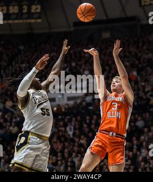 West Lafayette, Indiana, USA. Januar 2024. Illinois Guard MARCUS DOMASK (3) schießt eine drei mit LANCE JONES (55) aus Purdue während des NCAA menÃs Basketballspiels zwischen Illinois und den Purdue Boilermakers am Freitag, 5. Januar 2024, in der Mackey Arena in West Lafayette, Ind (Kreditbild: © David Wegiel/ZUMA Press Wire) NUR REDAKTIONELLE VERWENDUNG! Nicht für kommerzielle ZWECKE! Stockfoto