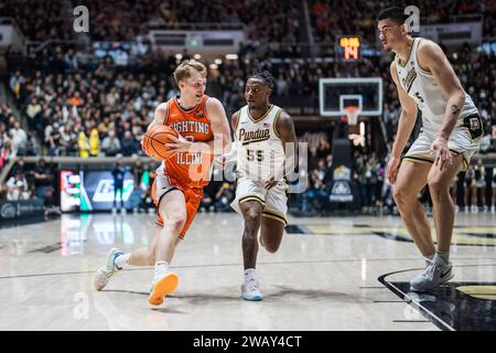 West Lafayette, Indiana, USA. Januar 2024. Illinois Guard MARCUS DOMASK (3) fährt gegen LANCE JONES (55) aus Purdue während des NCAA menÃs Basketballspiels zwischen Illinois und den Purdue Boilermakers am Freitag, 5. Januar 2024, in der Mackey Arena in West Lafayette, Ind (Kreditbild: © David Wegiel/ZUMA Press Wire) NUR REDAKTIONELLE VERWENDUNG! Nicht für kommerzielle ZWECKE! Stockfoto