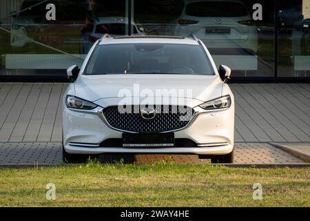 OSTRAVA, TSCHECHISCHE REPUBLIK - 23. AUGUST 2023: Vorderansicht des weißen Mazda 6-Wagens im Händlerbetrieb vorgestellt Stockfoto