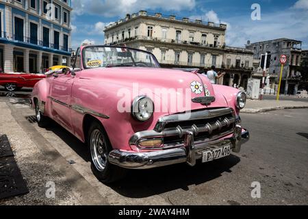 HAVANNA, KUBA - 27. AUGUST 2023: Pink Chevrolet Fleetline 1951 Cabrio in den Straßen von La Habana, Kuba Stockfoto