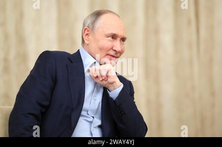 Novo-Ogaryovo, Russland. Januar 2024. Der russische Präsident Wladimir Putin trifft sich nach den orthodoxen Weihnachtsfeiern am 7. Januar 2024 auf dem offiziellen Präsidentengelände in Novo-Ogarjowo, Oblast Moskau, Russland, mit Militärfamilien. Putin beherbergte Familien von Soldaten, die im Ukraine-Krieg getötet wurden. Quelle: Gavriil Grigorov/Kreml Pool/Alamy Live News Stockfoto