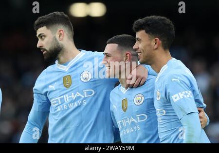 Etihad Stadium, Manchester, Großbritannien. Januar 2024. FA Cup Third Round Football, Manchester City gegen Huddersfield Town; Phil Foden aus Manchester City feiert mit seinen Teamkollegen nach dem fünften Tor seines Teams Credit: Action Plus Sports/Alamy Live News Stockfoto