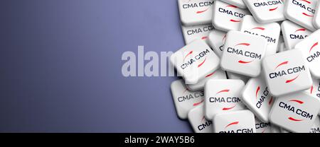 Logo einer der fünf größten Containerreedereien auf einem Tisch: CMA CGM Group Stockfoto