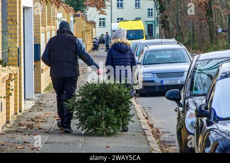 Leipzig - Weihnachtsbaum-Entsorgung nach Weihnachten 07.01.2024 gegen 14 Uhr Leipzig, Stadtgebiet im Foto: Ein Mann und ein Kind gehen gemeinsam auf einem Fußgängerweg. Sie ziehen einen ungeschmückten Weihnachtsbaum hinter sich her. STADT/AUTOBAHN Sachsen Deutschland *** Leipziger Weihnachtsbaumentsorgung nach Weihnachten 07 01 2024 gegen 14 Uhr Leipzig, Stadtgebiet auf dem Foto gehen Mann und Kind gemeinsam auf einem Fußgängerweg und ziehen einen ungeschmückten Weihnachtsbaum hinter sich STADT AUTOBAHN Sachsen Deutschland Copyright: XEHLxMedia/BjörnxStachx 240107 weihnachtsbaum-entsorgung-leipzig  Stockfoto