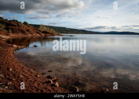 Lac du Salagou, ein See in der Nähe der Stadt Octon im Departement Herault und der Region Occitanie. Frankreich Stockfoto