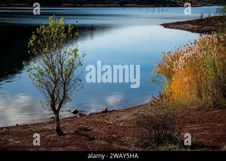 Lac du Salagou, ein See in der Nähe der Stadt Octon im Departement Herault und der Region Occitanie. Frankreich Stockfoto