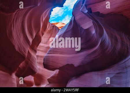 Erstaunliche Sandsteinformationen im berühmten Antelope Canyon an einem sonnigen Tag mit blauem Himmel in der Nähe der Altstadt von Page am Lake Powell Stockfoto