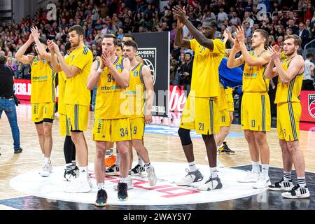 Bamberg, Deutschland. Januar 2024. Team, Mannschaft, enttaeuscht, Enttaeuschung, Spielende, Bamberg Baskets vs. ALBA Berlin, Basketball, easyCredit BBL, 15. Spieltag, 07.01.2024 Foto: Eibner-Pressefoto/Guener Santemiz Credit: dpa/Alamy Live News Stockfoto