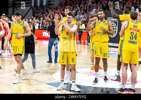 Bamberg, Deutschland. Januar 2024. Team, Mannschaft, enttaeuscht, Enttaeuschung, Spielende, Bamberg Baskets vs. ALBA Berlin, Basketball, easyCredit BBL, 15. Spieltag, 07.01.2024 Foto: Eibner-Pressefoto/Guener Santemiz Credit: dpa/Alamy Live News Stockfoto