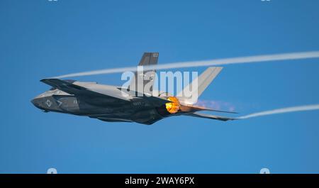 Point Mugu, Usa. August 2023. Ein US Navy F-35C Lightning II Stealth Kampfflugzeug von den Vampiren der 422nd Test and Evaluation Squadron Nine, greift Nachbrenner an, nachdem er am 18. August 2023 von der Marinebasis Ventura County Point Mugu in Point Mugu, Kalifornien, gestartet wurde. Kredit: Eric Parsons/USA Navy Photo/Alamy Live News Stockfoto