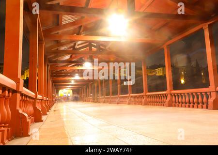 Historische überdachte Holzbrücke namens PONTE VECCHIO oder PONTE DEGLI ALPINI in der Stadt Bassano del Grappa Italien Stockfoto