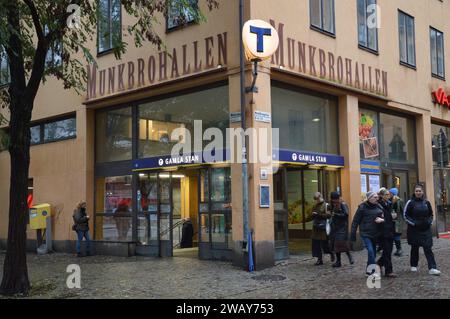 Stockholm, Schweden - November 2023 - Munkbrohallen und Eingang zur U-Bahnstation Gamla stan. (Foto: Markku Rainer Peltonen) Stockfoto