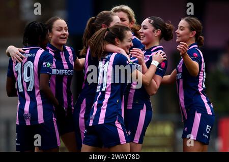 London, Großbritannien. Januar 2024. London, England, 7. Januar 2024: Spieler von Dulwich Hamlet feiern ein Tor während des London and South East Regional Womens League Cup Spiels zwischen Dulwich Hamlet und Ashford im Champion Hill in London. (Liam Asman/SPP) Credit: SPP Sport Press Photo. /Alamy Live News Stockfoto