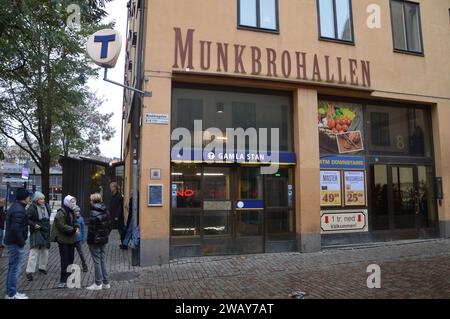 Stockholm, Schweden - November 2023 - Munkbrohallen und Eingang zur U-Bahnstation Gamla stan. (Foto: Markku Rainer Peltonen) Stockfoto