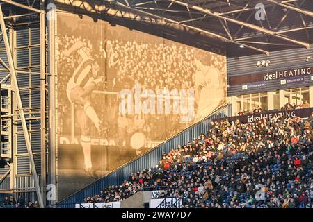 7. Januar 2024: The Hawthorns, West Bromwich, West Midlands, England; FA Cup Third Round Football, West Bromwich Albion gegen Aldershot Town; Ein Wandbild von Cyril Regis in der späten Nachmittagssonne bei den Hawthorns Stockfoto