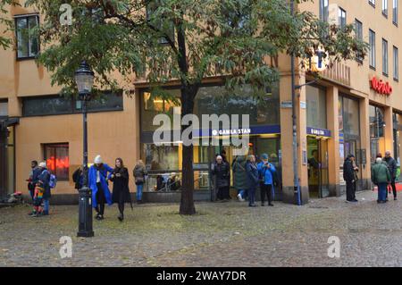 Stockholm, Schweden - November 2023 - Munkbrohallen und Eingang zur U-Bahnstation Gamla stan. (Foto: Markku Rainer Peltonen) Stockfoto