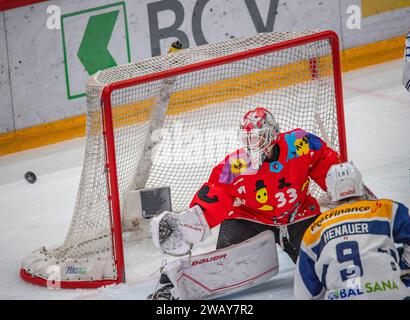 Lausanne, Schweiz. Juli 2024. Kevin Pasche (Torhüter) von Lausanne HC #33 ist während der LHC PLAY4KIDS im Einsatz. Der 37. Tag zwischen dem Lions Lausanne HC und dem EHC Kloten Aviators und der auch ein Unterstützungsspiel (LHC PLAY4KIDS) mit dem Verein Leman Hope für junge Menschen in Remission von Krebs in der Schweiz ist und das in der Waadtländer stattfand. Lausanne HC gewann mit 5:1. (Foto: Eric Dubost/SIPA USA) Credit: SIPA USA/Alamy Live News Stockfoto