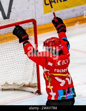 Lausanne, Schweiz. Juli 2024. Theo Paragraph Rochette von Lausanne HC #90 feiert sein Tor während LHC PLAY4KIDS. Der 37. Tag zwischen dem Lions Lausanne HC und dem EHC Kloten Aviators und der auch ein Unterstützungsspiel (LHC PLAY4KIDS) mit dem Verein Leman Hope für junge Menschen in Remission von Krebs in der Schweiz ist und das in der Waadtländer stattfand. Lausanne HC gewann mit 5:1. (Foto: Eric Dubost/SIPA USA) Credit: SIPA USA/Alamy Live News Stockfoto