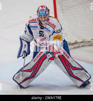 Lausanne, Schweiz. Juli 2024. Juha Metsola (Torhüter) vom EHC Kloten #55 macht beim LHC PLAY4KIDS Halt. Der 37. Tag zwischen dem Lions Lausanne HC und dem EHC Kloten Aviators und der auch ein Unterstützungsspiel (LHC PLAY4KIDS) mit dem Verein Leman Hope für junge Menschen in Remission von Krebs in der Schweiz ist und das in der Waadtländer stattfand. Lausanne HC gewann mit 5:1. (Foto: Eric Dubost/SIPA USA) Credit: SIPA USA/Alamy Live News Stockfoto