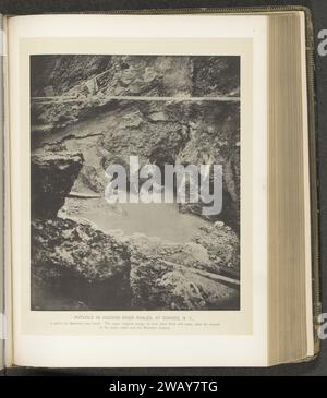 Schlagloch in Hudson River Shales, in Cohoes, N.Y., ca. 1872 - in oder vor 1882 photomechanischer Druck Vereinigte Staaten von Amerika Papier Kollotype River Stockfoto
